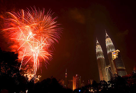 Праздничные фейерверки перед Petronas Towers в Куала Лумпур, Малайзия.