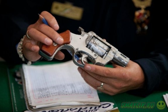 В Мехико меняют оружие на разные полезные предметы
