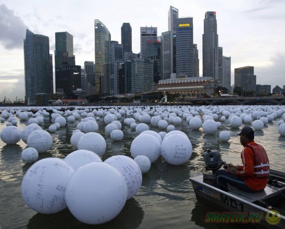 В Сингапуре в реку запустили исписанные пожеланиями белые шары