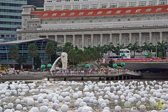 В Сингапуре в реку запустили исписанные пожеланиями белые шары