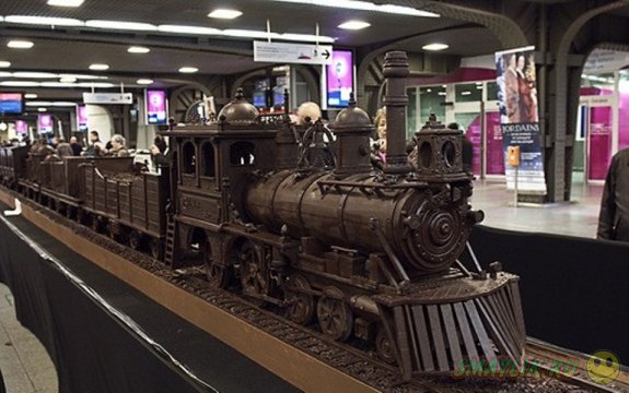 Бельгийские кондитеры изготовили крупнейший в мире шоколадный паровоз