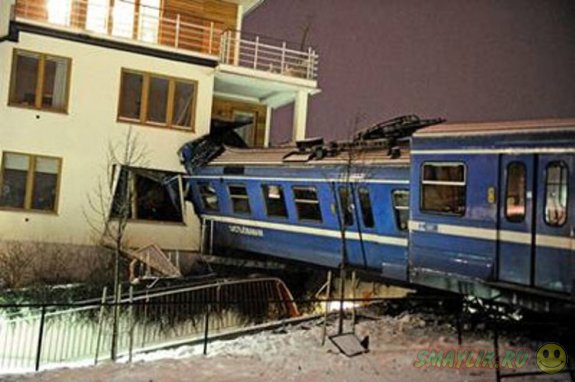 В Швеции девушка, угнав поезд, врезалась на нем в жилой дом