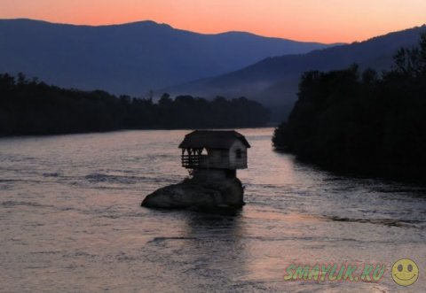 Домик посреди сербской реки Дрина