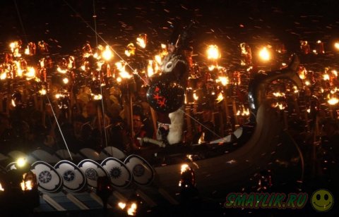Огненный фестиваль викингов в городе Леруик 