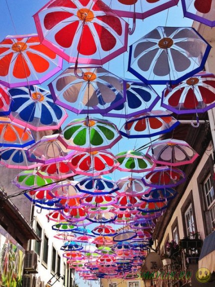 Португалия: Улочки с красочными зонтиками