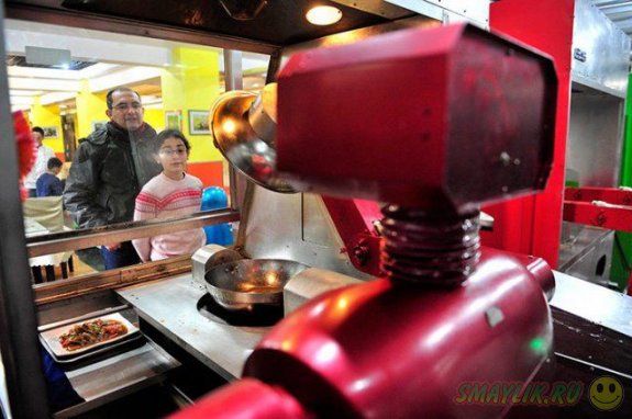 В одном из новых ресторанов Китая работают  роботы