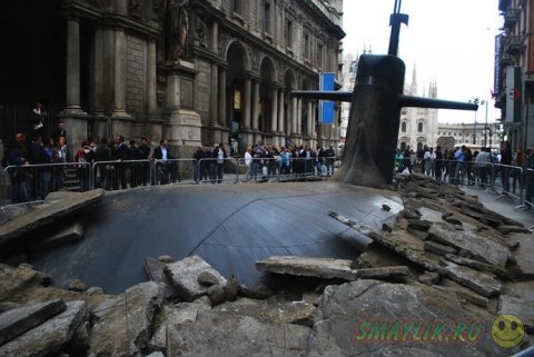 Подводная лодка, «вынырнувшая» в центре Милана
