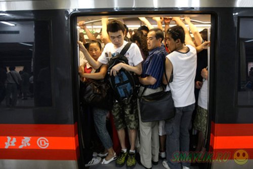 В метро Пекина введут штрафы за еду и питье