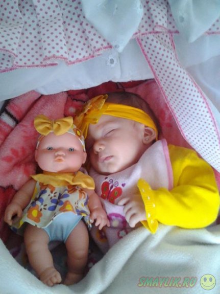 Малыши и их куклы, которые выглядят как близнецы