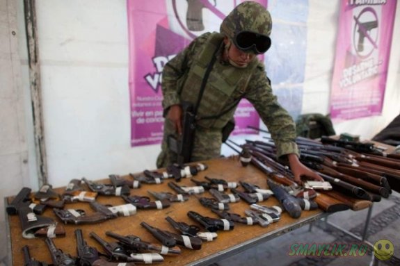 В Мехико меняют оружие на разные полезные предметы
