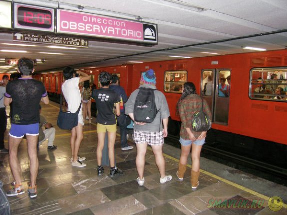 По миру прокатилась волна флешмобов Global No Pants Subway Ride