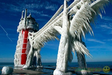 Завораживающее превращение маяков в ледяные статуи