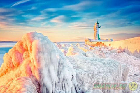 Завораживающее превращение маяков в ледяные статуи