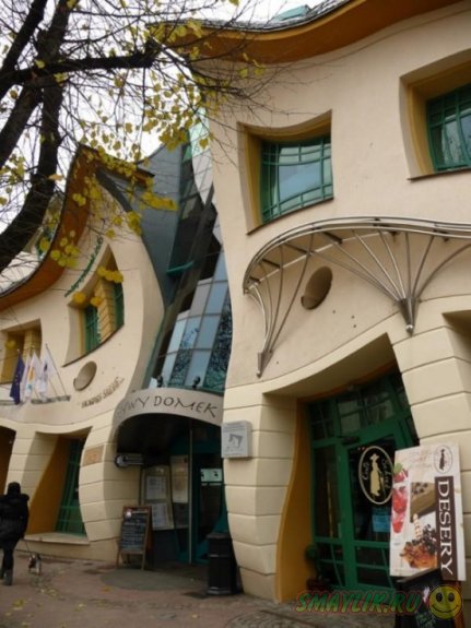 Необычный Кривой домик  на улице польского городка