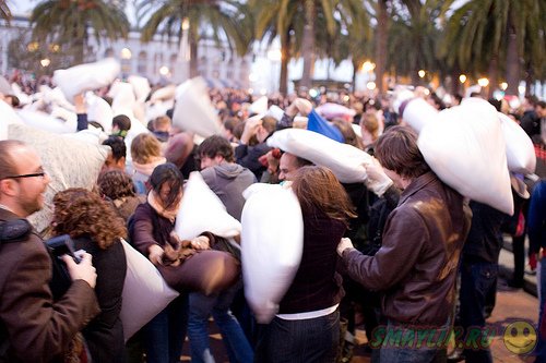 В битве подушками в Сан-Франциско приняли участие несколько сотен человек