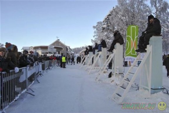 В шведском городке прошел турнир по сидению на ледяных столбах