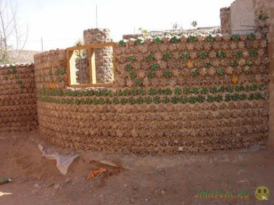 В Боливии Ингрид строит дома из пластиковых бутылок