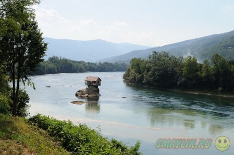 Домик посреди сербской реки Дрина