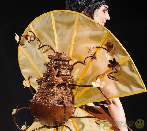Показ шоколадных платьев  на выставке в Цюрихе