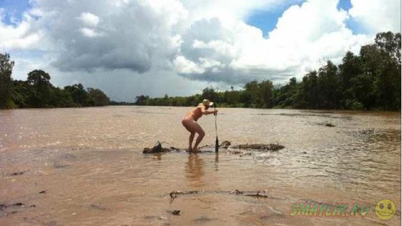 Житель Австралии на спор прыгнул в реку с крокодилами