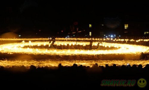 Огненный фестиваль викингов в городе Леруик 
