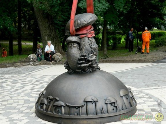 В Рязани установлен памятник грибам с глазами