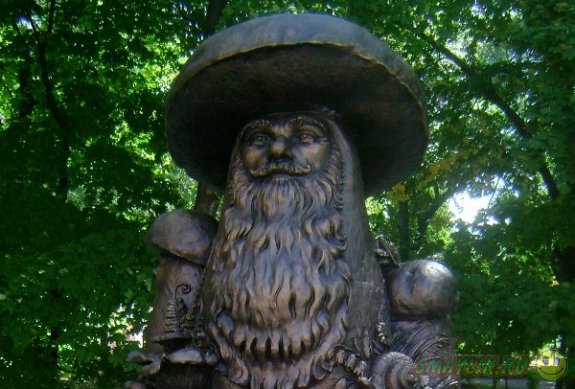В Рязани установлен памятник грибам с глазами