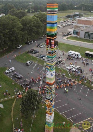 Дети построили 11-этажную башню из конструктора Lego