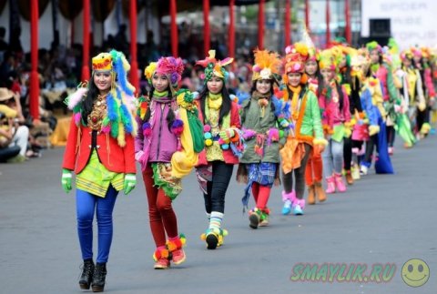 Самые яркие костюмы карнавала Jember Fashion Carnaval