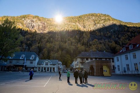 В норвежском городке Рьюкан установили гигантское зеркало для солнечного света