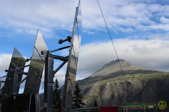 В норвежском городке Рьюкан установили гигантское зеркало для солнечного света
