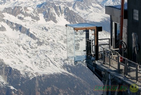 Инсталляция «Шаг в пустоту» над пропастью во  Французских Альпах 