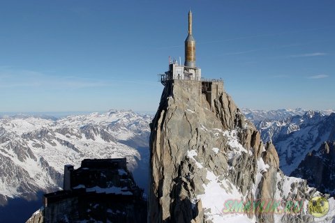 Инсталляция «Шаг в пустоту» над пропастью во  Французских Альпах 