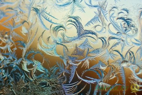 Морозные узоры на оконном стекле