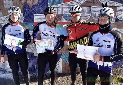 Велосипедисты из Латвии доставили в Сочи 35 детских рисунков