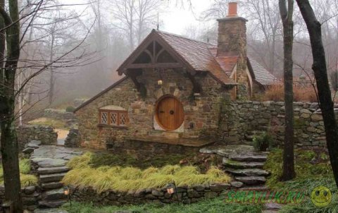 Сказочный домик с круглой дверью 