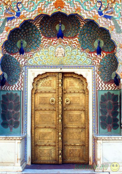 Красочные узоры входных дверей из разных уголков мира