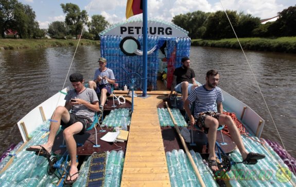 Увлекательное путешествие от Нимбурка до Гамбурга на лодке из пластиковых бутылок