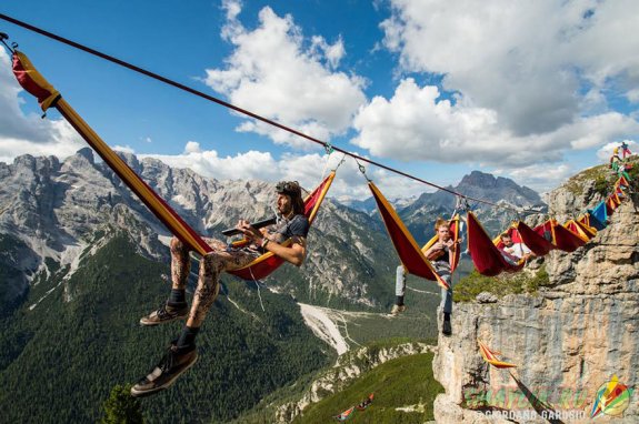 Самый необычный фестиваль на канатах в Итальянских Альпах