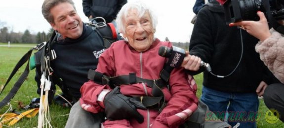 Американка пригнула с парашюта в свой 100-й день рождения 