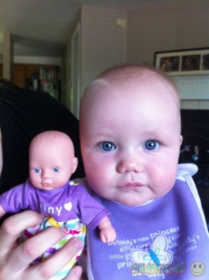 Малыши и их куклы, которые выглядят как близнецы